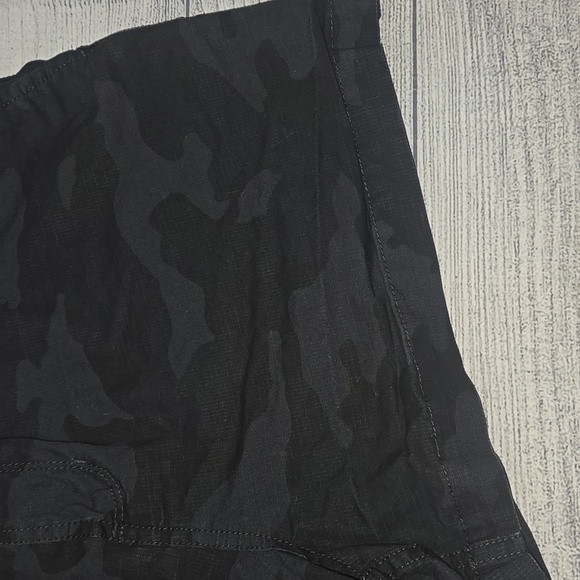 Vuori Women's Ripstop Shorts Black Camo Size L - Picture 8 of 12